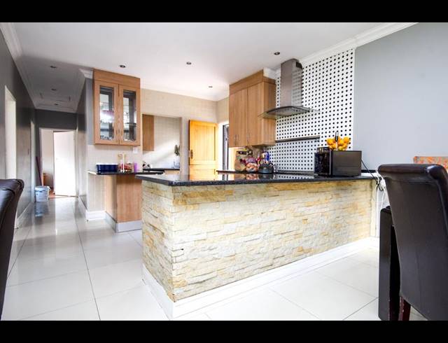 5 BEDROOM TOWNHOUSE FOR SALE IN THATCHFIELD